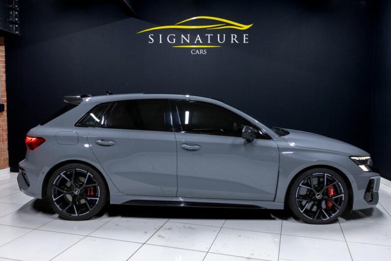 
								2022 Audi RS3 Sportback Quattro full									