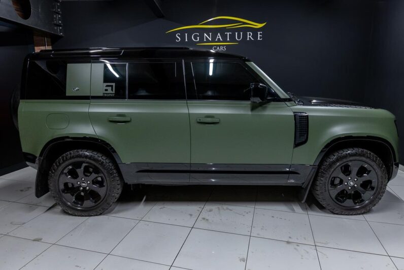 
								2023 Land Rover Defender 110 D300 X-Dynamic SE full									