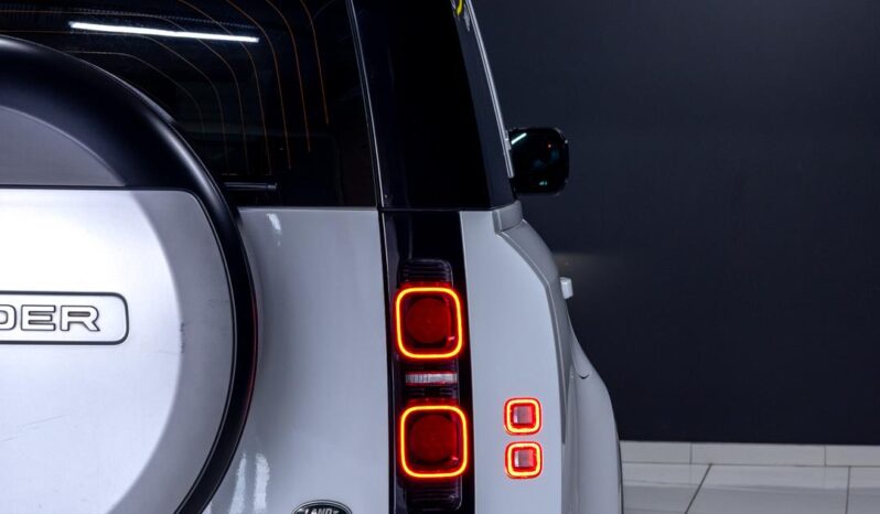 
								2023 Land Rover Defender 110 D300 SE full									