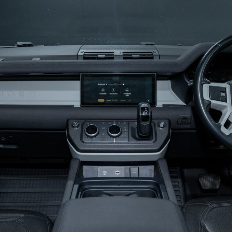
								2023 Land Rover Defender 110 D300 SE full									