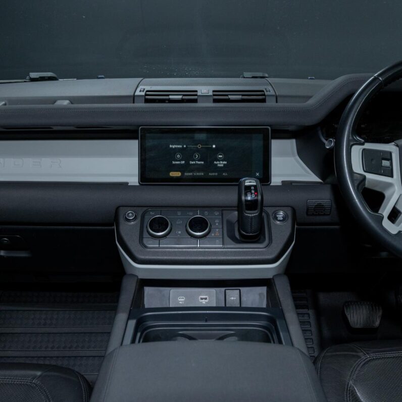
								2023 Land Rover Defender 110 D300 SE full									